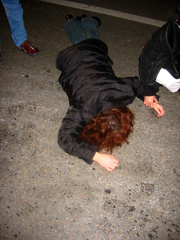 Une femme traverse la rue affolée et à la vue de nos phares s'évanouit au beau milieu de la rue. Patrick freine juste à temps pour l'éviter