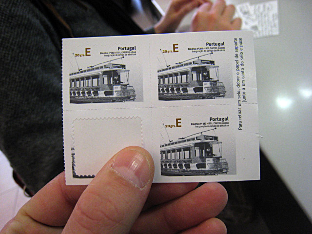 Marjolaine achète des timbres au guichet