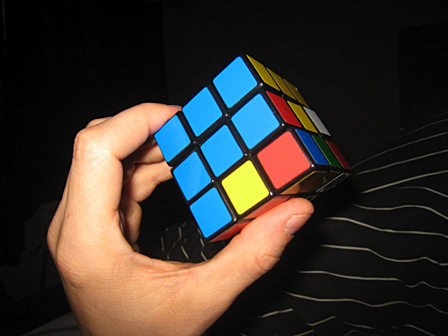 Je joue au Rubik's cube