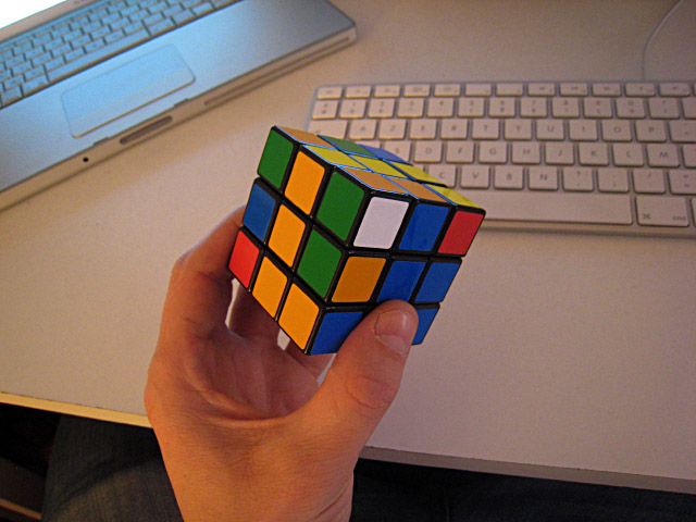Je joue au Rubk's cube