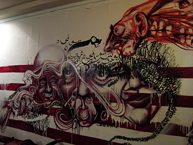 J'entre dans la galerie regarder les graffitis faits sur les murs