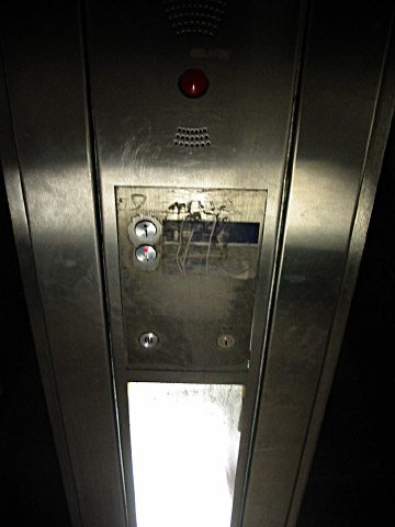Je prends l'ascenseur qui mène au métro