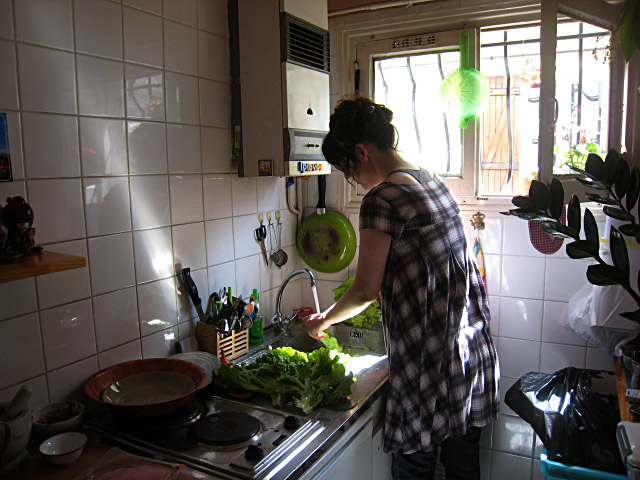 Marjolaine lave la salade