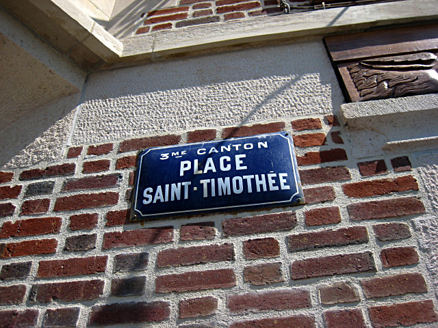 Nous passons par la place Saint-Timothée
