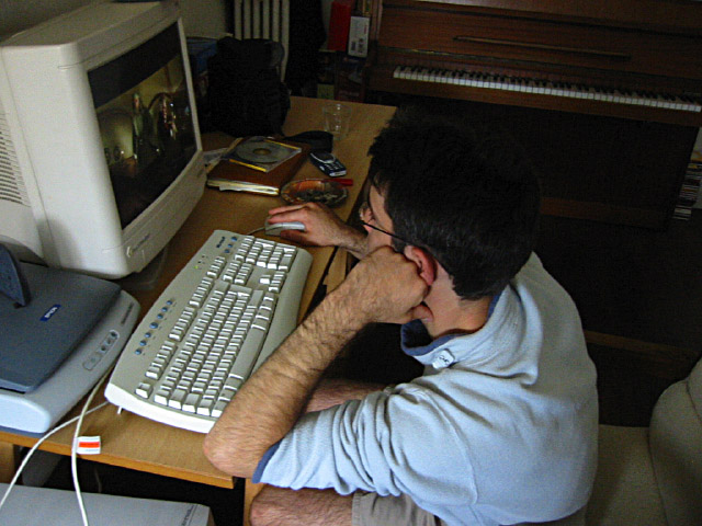 Christopher est devant l'ordinateur