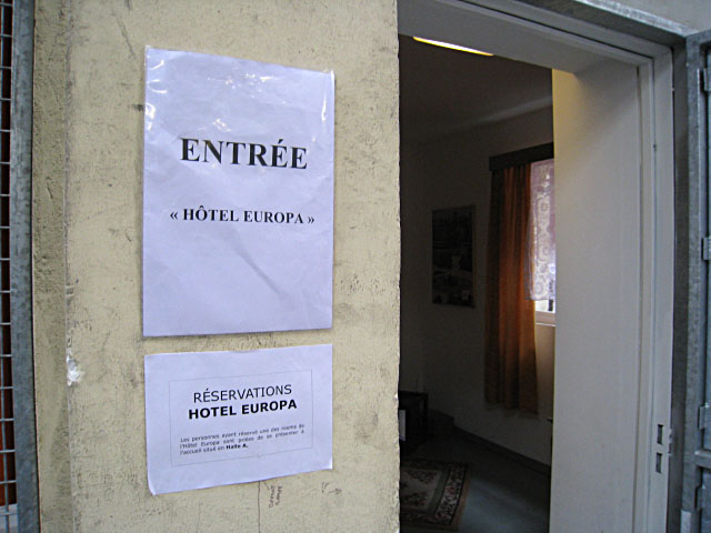Nous entrons dans l'hôtel Europa
