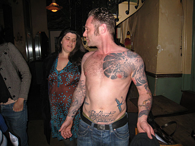 Un type nous montre ses tatouages