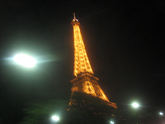 Nous passons devant la tour Eiffel
