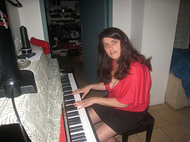 Aurore joue du piano