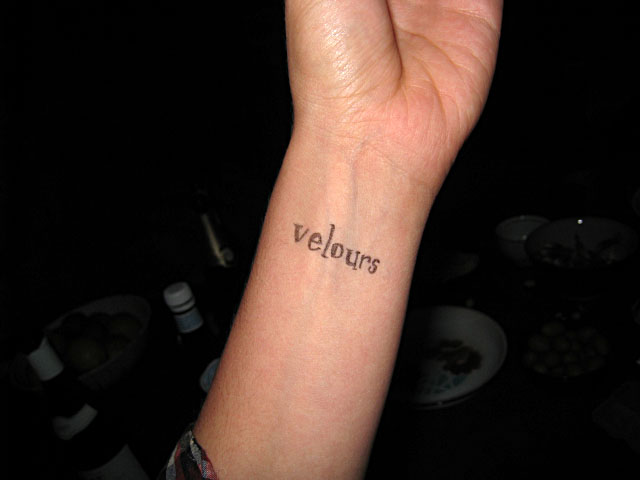 Marie-Eve veut se faire tatouer le mot velours
