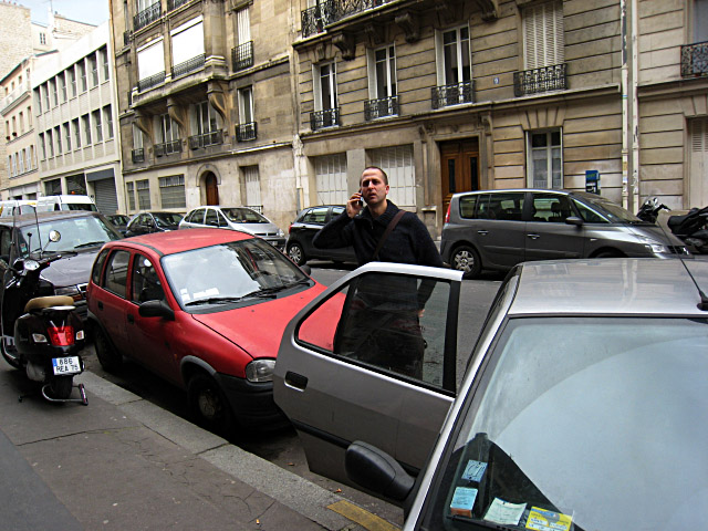 Edouard gare la voiture devant la porte de l'immeuble pour la charger