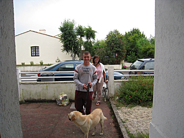 Jérémy et SR reviennent d'une promenade avec les chiens