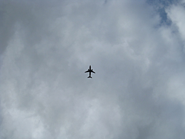 Un avion passe au dessus de nous