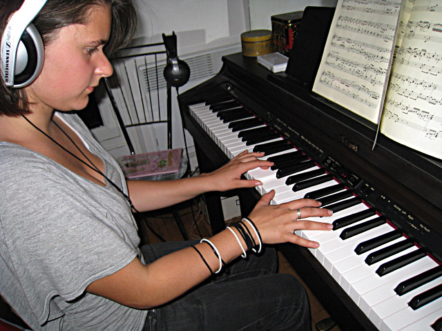 Estée joue du piano