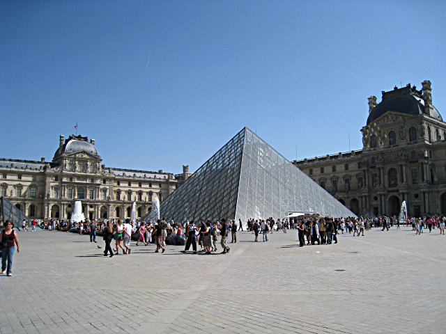 Nous passons devant la pyramide du Louvre