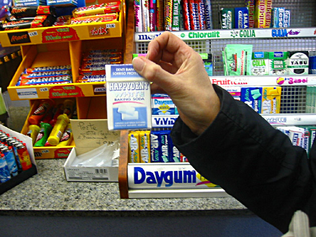 Anne-Marie s'achète des chewing-gums