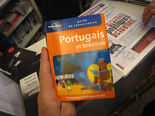 Nous achetons un guide de portugais
