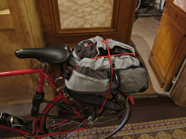 J'installe mon sac à dos sur le porte-bagage de mon vélo