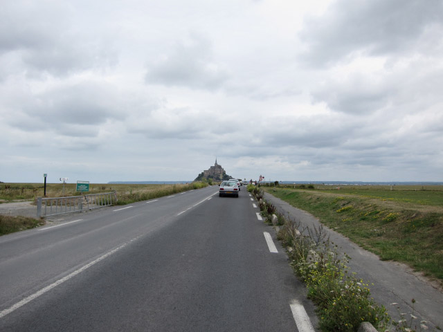 Je m'engage sur la route qui mène directement au Mont