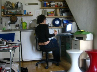 Sabine devant son ordinateur