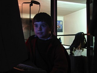 Un des fistons de Nicholas passe et joue à des jeux vidéos