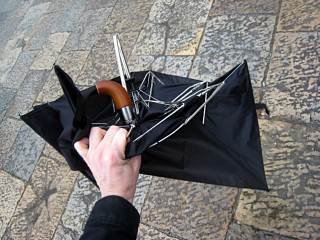 Le vent est très fort et casse mon parapluie