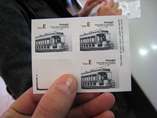 Marjolaine achète des timbres au guichet