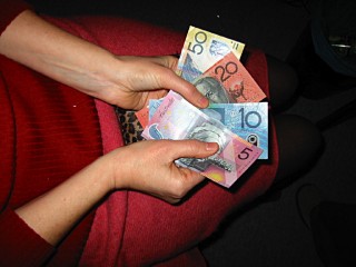 Liz me montre les faux billets de banque de son projet Lizbekistan