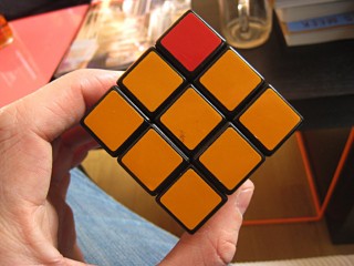 Je joue au Rubik's cube