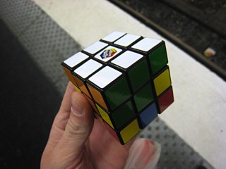 Je joue au rubik's cube