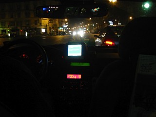 Nous rentrons chez moi en taxi