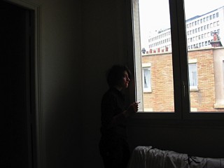 Sabine regarde à la fenêtre