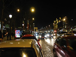 Je traverse Les Champs Elysées