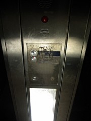 Je prends l'ascenseur qui mène au métro