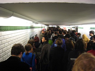 Nous essayons de prendre le métro mais il y a trop de monde