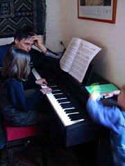 Angèle joue du piano
