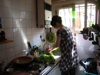 Marjolaine lave la salade