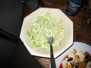 Je prépare une salade de concombre