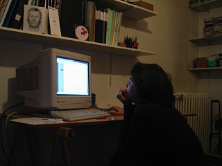 Sabine devant l'ordinateur