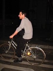 Sabine me prend en photo sur son vélo