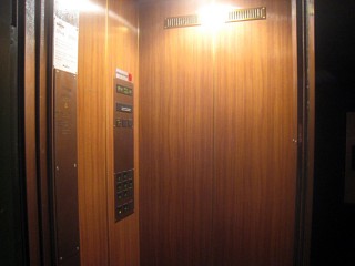 J'appelle l'ascenseur