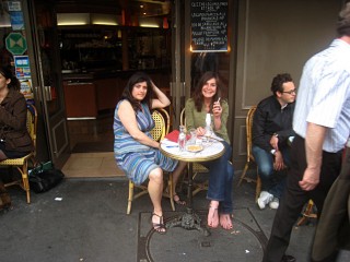 Je retrouve Aurore et Charlotte à la terrasse d'un café