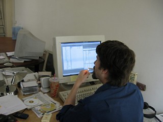 Nicholas devant son ordinateur