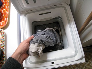 Je sors le linge propre de la machine à laver