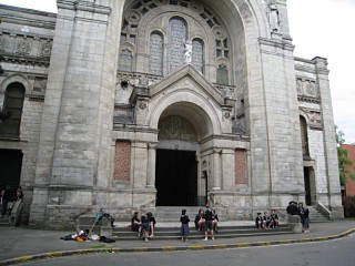 Des scouts devant une église