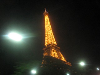 Nous passons devant la tour Eiffel