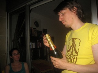 Néjib ouvre le champagne