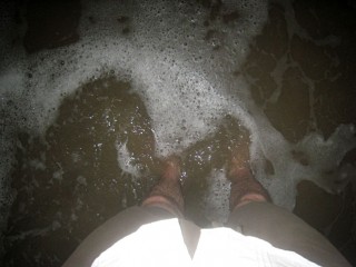 Je trempe mes pieds dans l'eau