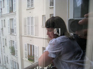 Sandrine regarde à la fenêtre