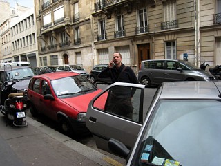 Edouard gare la voiture devant la porte de l'immeuble pour la charger